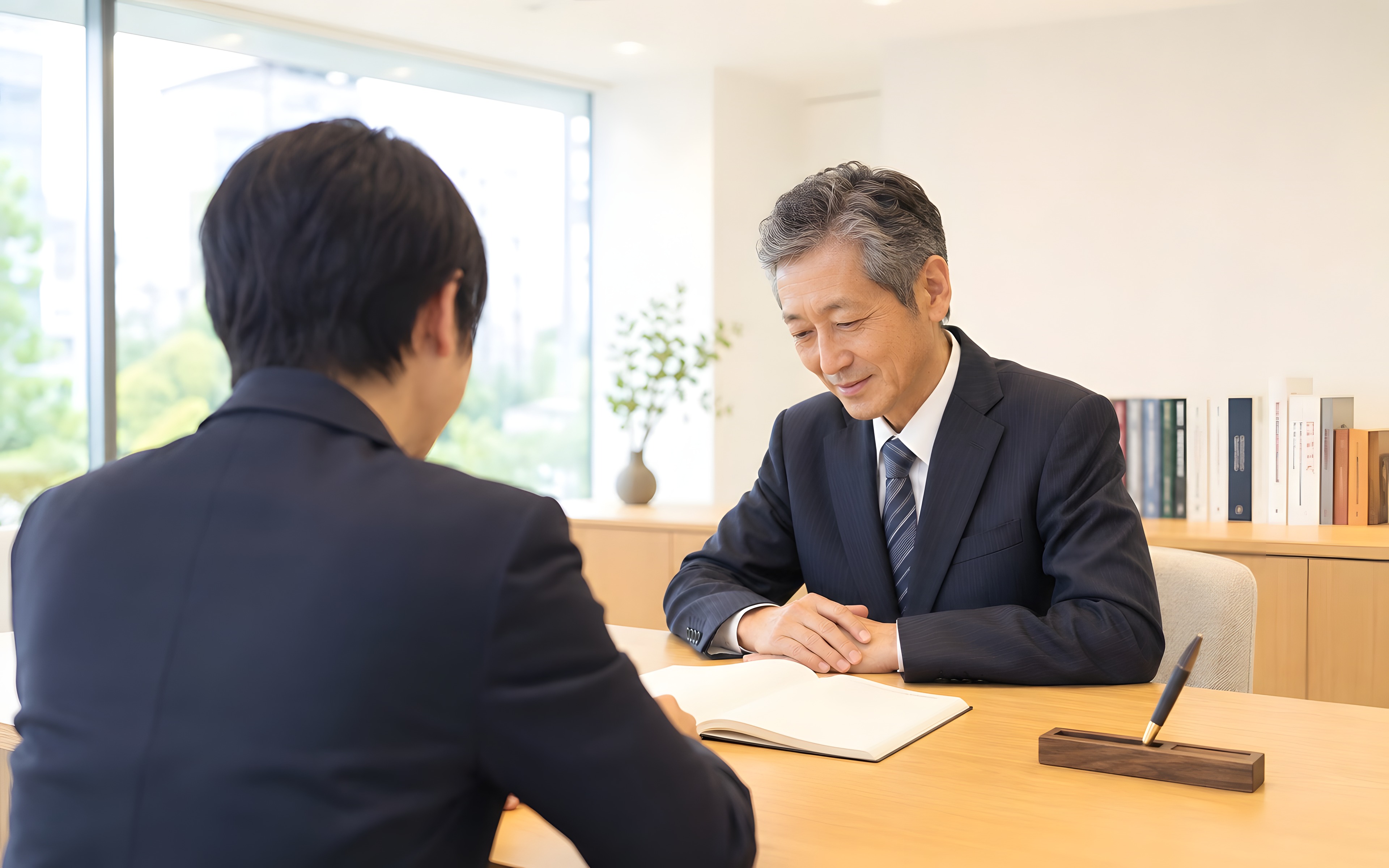 書類⁠を確認している様子